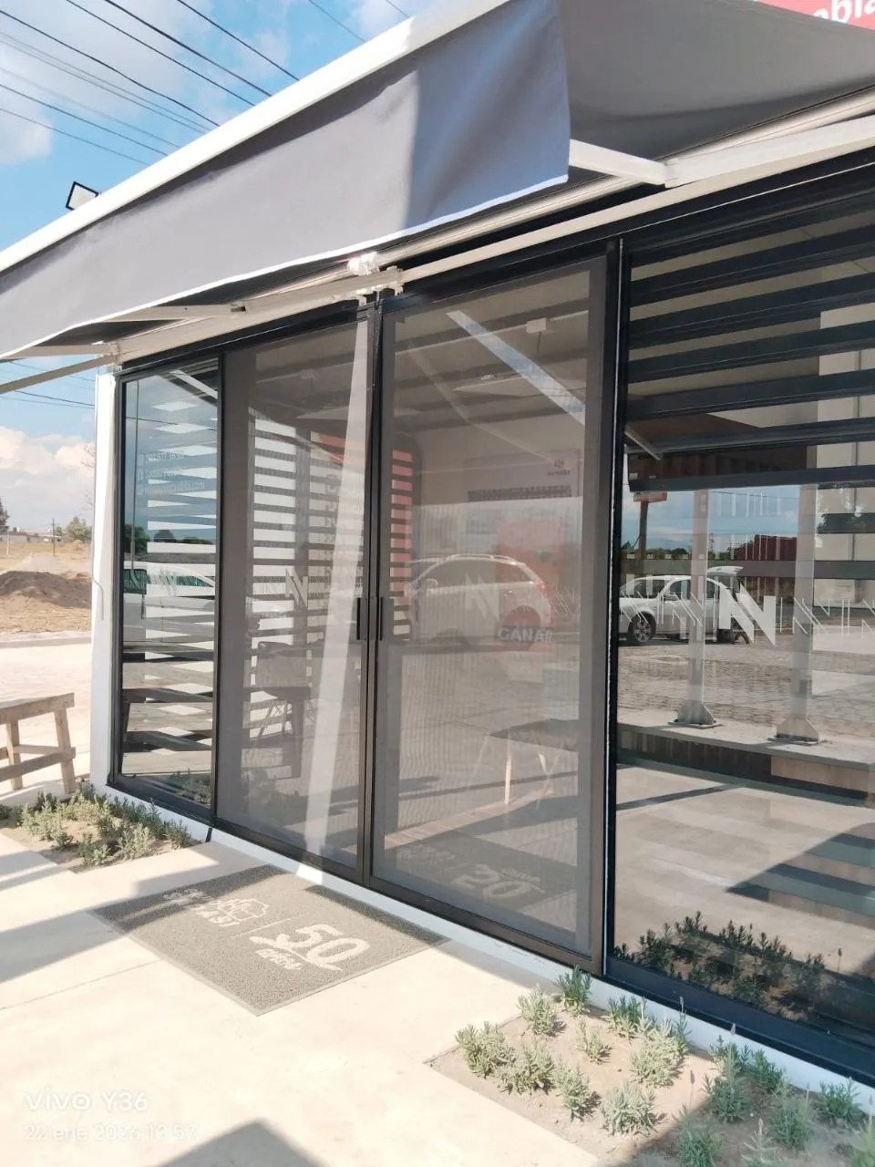 Fachada comercial de cristal y aluminio en Puebla